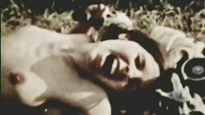 Une femme noire aux gros seins suce un mec sur le xxx noires canapé et se soumet à lui