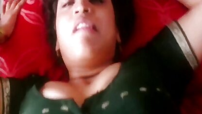 Femme de ménage Mature montre de gros seins et les fesses xxxx video porno de la cellulite dans la cuisine