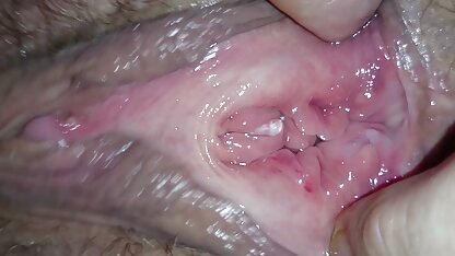 Fille brésilienne bouclée avec des je veux des films porno autocollants sur les mamelons faisant un strip-tease sur la chaise