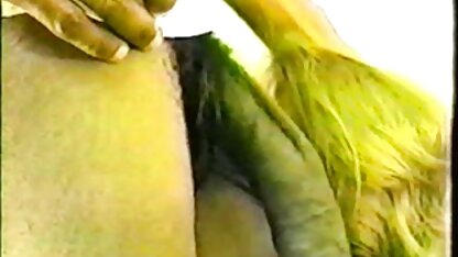 Appelez un ami pour baiser un homme adulte dans un film porno latino poulet