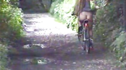 La poitrine est beige et le corps nu film porno partouze