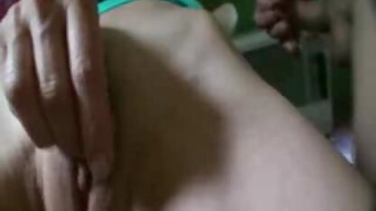 Une jeune fille avec un tatouage sur le dos sucer le masseur et l'a donné sur la table vierge xxx