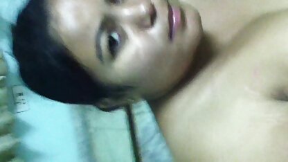 Femme Mature allongée dans son lit et portant un porno live gratuit membre de son amant