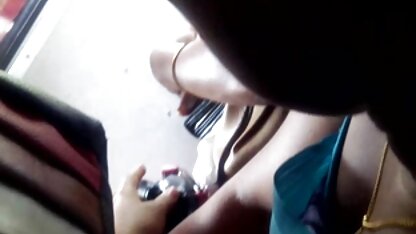 Blonde avec une bande de gros seins devant la webcam meilleurs film porno et se caressant