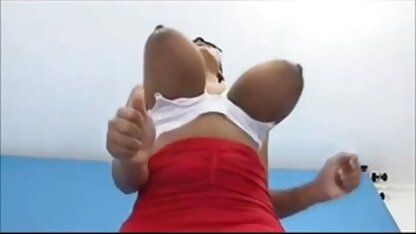 Poupée en bas noirs remplacer le cul au bas du tronc contrefacteurs devant la webcam film porno compli