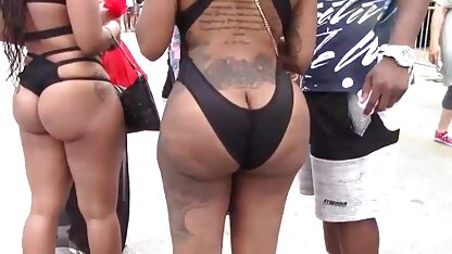 Un beau mec avec une grosse bite a un trou maigre dans le filmqorno trou et déchire le maillage serré dessus