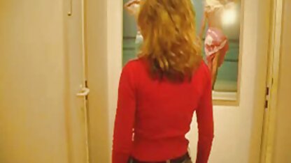 Fille avec un t-shirt blanc douche site de film porno et masturbation vagin par gravité devant webcam