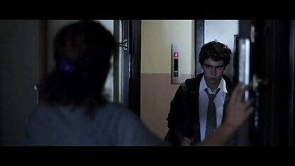 Elle lave son petit ami dans la salle de bain voir film pornographique pour sécher et bientôt baiser