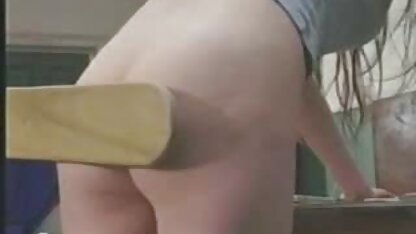 Poupée Sexy gémit dans le bas du membre masculin un fort sex irotik