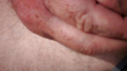 L'homme abaissé l'éjaculation sur le pain élastique athlètes après une fellation devant les films porno arabe la webcam