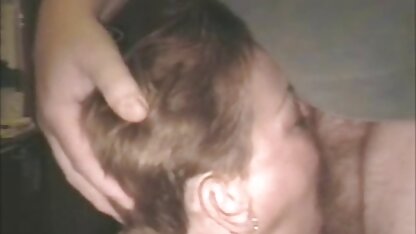Les jeunes femmes qui sont solitaires 18 ans xxx sucer gode rose et caresser le chapeau avec un vibrateur