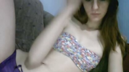 Brunette avec une casquette film porno 2018 rouge baise mec sur un lit