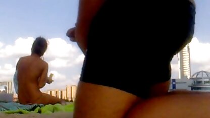 La blonde avec xxx pono le cul en avant prendre le point de la femme russe faute sur un canapé