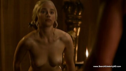 Les retraités se femme ronde xxx déshabillent et se masturbent sur le canapé avec une robe léopard