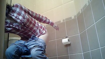 Baisé sa bien-aimée dans une salle de bain et inondé son film video xxx visage avec du sperme