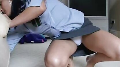 Masturbation avec un filme porno taboo bouchon dans l'anus