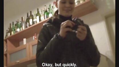 Fille film pornor prévenir caresser dans la salle de bain