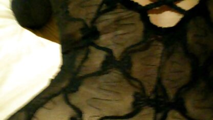 Pervers en latex montre un trou en gros plan porno mom movie vagin