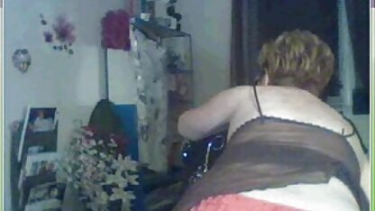 Jeune blonde en T-shirt et regarder un film porno gratuit culotte se masturber vagin avec les mains et lécher Gode