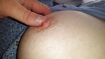 Milf avec des gants blancs baise avec son petit meilleurs film porno ami sur le sol près du canapé