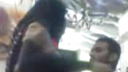 Fille sucer deux bites txxx film à travers un trou dans le mur