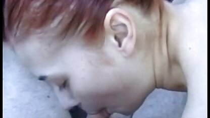 Jeune mannequin à la caméra posant est full hd film porn magnifique.