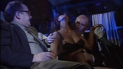 L'homme qui termine un beau visage porno gratuit hd d'une femme blonde allemande