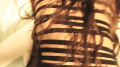 La fille ouvre le couvercle des yeux de l'homme et film porno gratuit hd a des relations sexuelles avec elle sur le sol