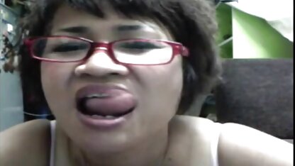 Une vieille femme xx free porno roumaine en robe noire satisfaisant l'étudiant de son amant devant la caméra