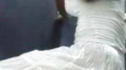 Fille aux yeux porno xxxx 2019 bleus dans une robe rayée-une ligne qui donne à l'homme point un strict