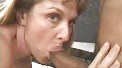 Après le baiser, deux couples porno full movie baisent dans une chambre avant une pipe