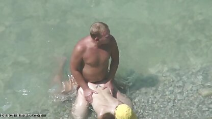Fille les meilleur film porno dans un T-shirt mélanger son cul et montrant de gros seins devant la webcam