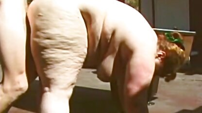 Busty blonde se masturbe dans la film pprno cuisine