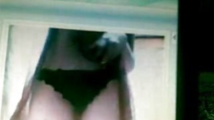Le propriétaire de la maison a mis le pénis les meilleurs films pornographiques dans la gorge d'un serveur devant la caméra cachée