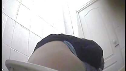 Grosse mère portant des bas noirs et a pris le cul rigide en levrette envoie trans video xxx