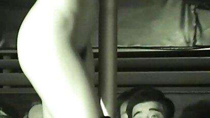 Homme noir dans les préservatifs baise sa copine avec de vidéos gay porno gros seins