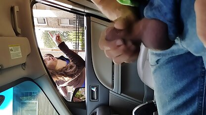 Maîtresse pétrir le pain la largeur des athlètes et couvrir les chapeaux poilus tukif film porno sur le sol