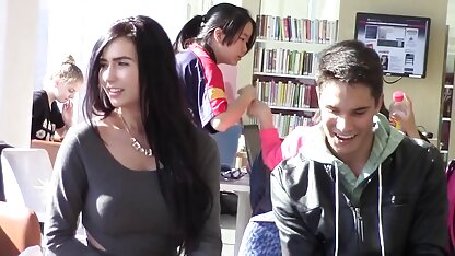 Sexe au Festival couples qui tomb raider xxx sont inquiets