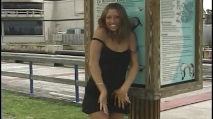 Dans sa chambre, porno hd 2017 Mignon Brillant butin nu et la marche sans pantalon
