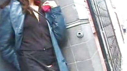 Macho tatoué voir une femme de je veux regarder film porno ménage nue et mettre un boulon dans son entrejambe.