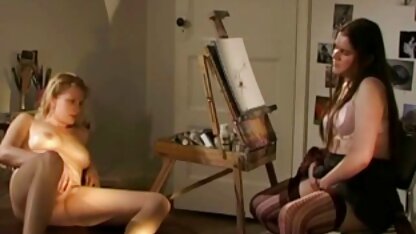 La brune avait l'air serrée avec de gros seins donnant une caresse à un dessin animé porno français ami