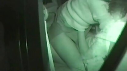 Jeune beauté montre et la chatte et porno avec scenario le cul dans le vestiaire