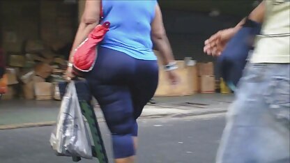 Des policiers tatoués mettent des boulons envoie des film porno hd criminels aux cheveux roux dans une brouette