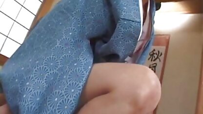 Mec dans des porno jeux vidéo lunettes de soleil bustes chatte Gros seins femmes sur le canapé