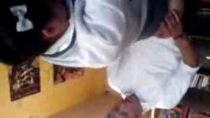 Cutie squinty-eyed perche Assis sur le visage d'un hahal et super film porno profiter kuni