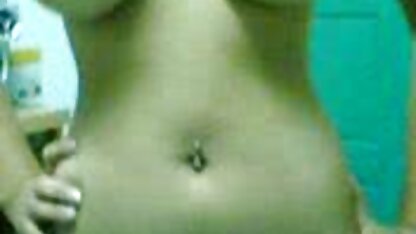 Une étudiante en lingerie noire se doigte le cul avec l'aide d'un anime porno tube gode avant le mec de bureau
