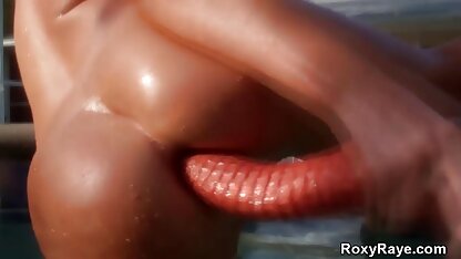 Busty xxx homme homme fille doigts de graisse de poulet avec de l'huile